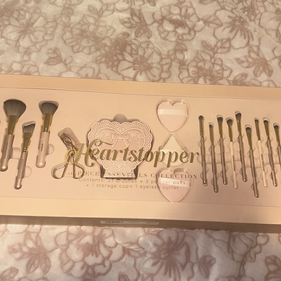 TikTok Viral Heartstopper Pink Makeup Brush Set - Picture 3 of 14
